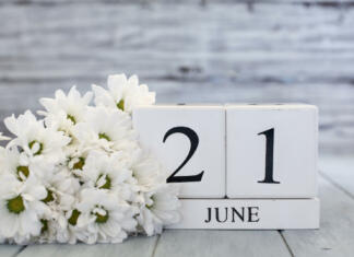 11 dejstev o junijskem solsticiju, ki ga letos obeležujemo 21. junija! Summer Solstice White wood calendar blocks with the date June 21st and white daisies. Selective focus with blurred background.