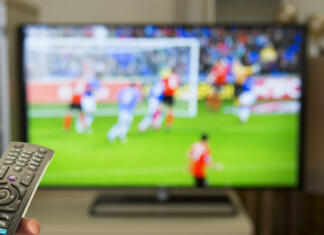 Zakaj gledamo šport? Watching football at home on TV