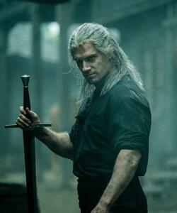 Henry Cavill kot veščec Geralt v seriji The Witcher