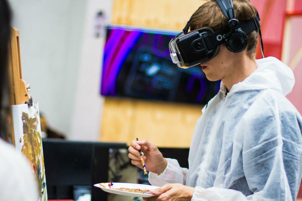 učenec slika s pomočjo virtualne realnosti