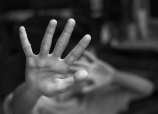 Mladostniki v stiski se lahko zdaj zatečejo tudi na ministrstvo za visoko šolstvo Boy showing STOP gesture with his hand. Concept of domestic violence and child abuse. Copy space