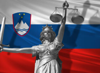 Komentar: Zakaj je prepoved smrtne kazni dobra? Cover about Law. Statue of god of justice Themis with Flag of Slovenia background. Original Statue of Justice. Femida, with scale, symbol of justice with waving Slovenia flag, 3d rendering.