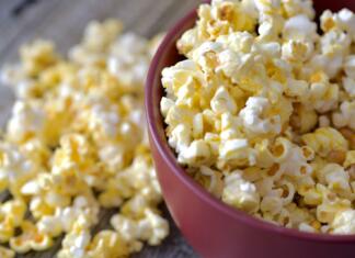 Najboljša domača pokovka bo s temi triki vedno zdrav prigrizek Freshly made popcorn seasoned with butter in a bowl