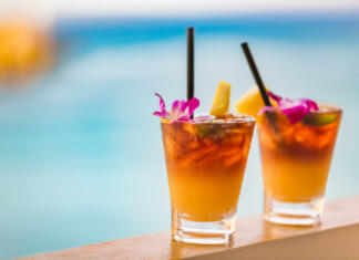 To je 5 koktajlov, ki bo zaznamovalo letošnje poletje Hawaii mai tai drinks on waikiki beach swimming pool bar travel vacation in Honolulu, Hawaii. Alcohol cocktails with ocean view, luau party nightlife at club.