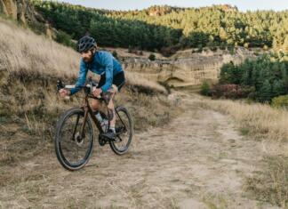 Cestno ali gorsko kolo? – Gravel reši dilemo! Man cyclist riding road gravel bike