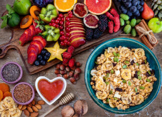Ovseni kosmiči za hranljiv začetek dneva Muesli and granola in the bowl with fruits and nuts.