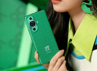 Telefon preprosto mora bit lep. Vrhunsko delovanje ni dovolj Ženska v roki drži pametni telefon