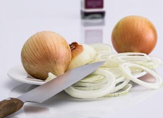 Znaš narezati čebulo brez jokanja? Preveri ta trik in nikoli več ne boš jokal zaradi čebule onion, slice, knife