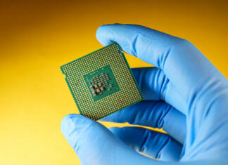 Znanstveniki razvili napravo, ki bo spremenila prihodnost diagnostike production of central processing units, gloved hand holds a cpu. Global chip shortage concept