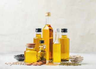 5 rastlinskih olj, ki so lahko del uravnotežene prehrane Various vegetable and nut oil in bottles on a bright background.