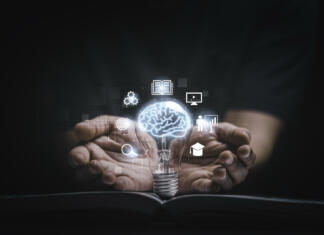 Najboljše knjige o tehnologiji ta hip Virtual brain inside lightbulb on open book between two hand for creative thinking idea to solve problem from learning knowledge and innovation concept.