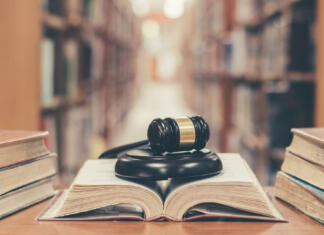 7 pravic, ki ti jih ne more nihče odvzeti: Vse o absolutnih pravicah World book and copyrights day and international legal rights concept with old book in library with judge gavel on open law textbook in court archive text collection study room