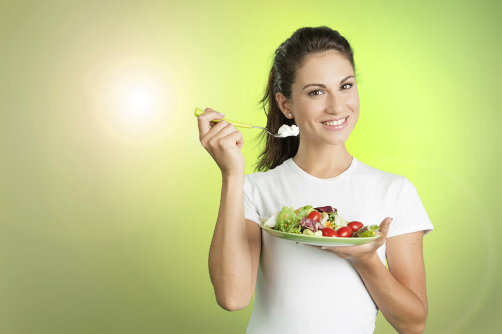 Young woman eating an healty salad