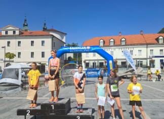 Na 9. dobrodelnem Postojnskem teku ga je žgalo Zmagovalci stojijo na stopničkah