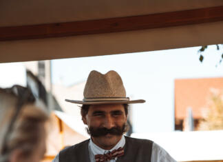 Pridruži se nam na Festivalu kave Vrhnika! Moški preoblečen v Ivana Cankarja