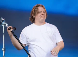 Kaj je Tourettov sindrom, s katerim se bori tudi znani pevec Lewis Capaldi? Lewis Capaldi je dokaz, da je Tourettov sindrom mogoče diagnosticirati tudi v odrasli dobi