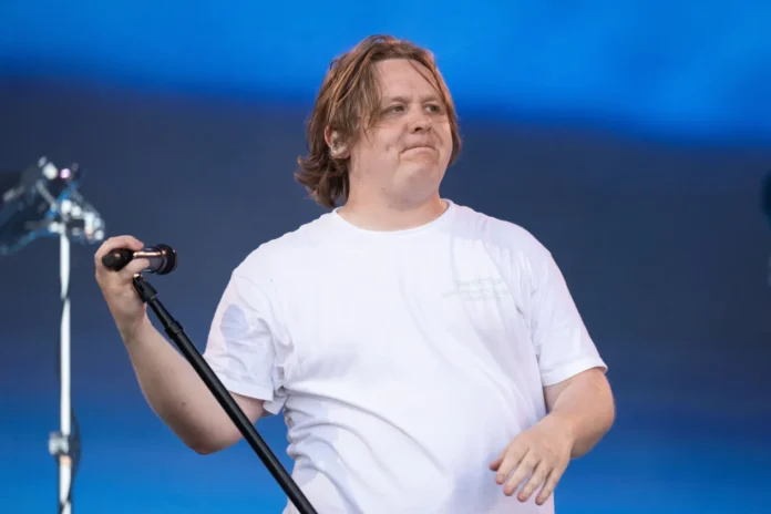 Lewis Capaldi je dokaz, da je Tourettov sindrom mogoče diagnosticirati tudi v odrasli dobi