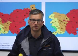 Marjan Šarec poziva: “Vsi, ki nimate nujnih poti, se zadržujte tam, kjer ste.” Marjan Šarec na novinarski konferenci ob poplavah po Sloveniji
