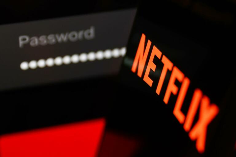 Začelo se je! Netflix v Sloveniji začel z ukinjanjem profilov, ki si delijo geslo