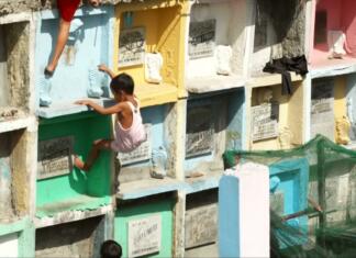 Na Filipinih ljudje živijo na pokopališčih: otroci se igrajo s kostmi Otroci, ki plezajo po grobovih