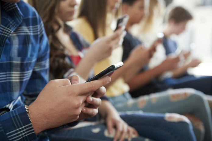 Bi morali biti telefoni v učilnicah prepovedani?