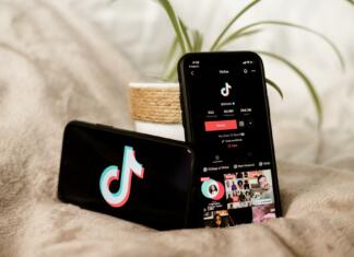 Kršitev zasebnosti otrok je TikToku prinesla gromozansko kazen Na ekranu enega telefona TikTok, na drugem TikTokov logotip