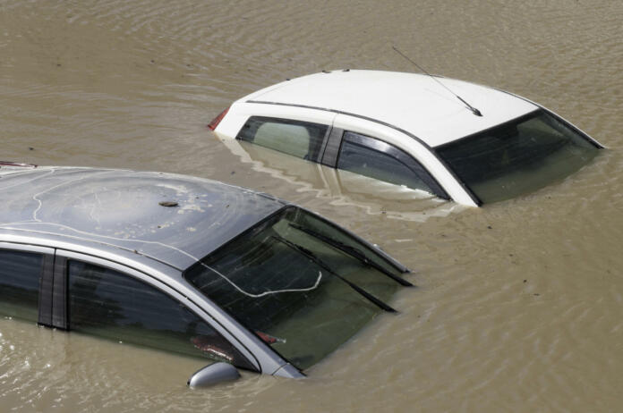 Poplavljenega avtomobila nikakor ne zaganjajte