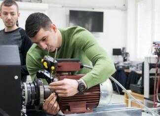 Inženir energetike je poklic prihodnosti Študent med montiranjem