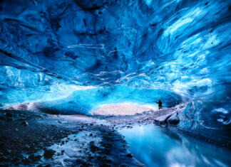 Največji ledenik v Evropi po katerem se lahko sprehodiš Znotraj modre ledeniške ledene jame v ledeniku. Breioarmerkurjokull, del ledenika Vatnajokull na jugovzhodu Islandije.