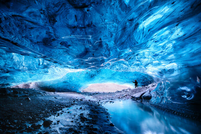 Znotraj modre ledeniške ledene jame v ledeniku. Breioarmerkurjokull, del ledenika Vatnajokull na jugovzhodu Islandije.