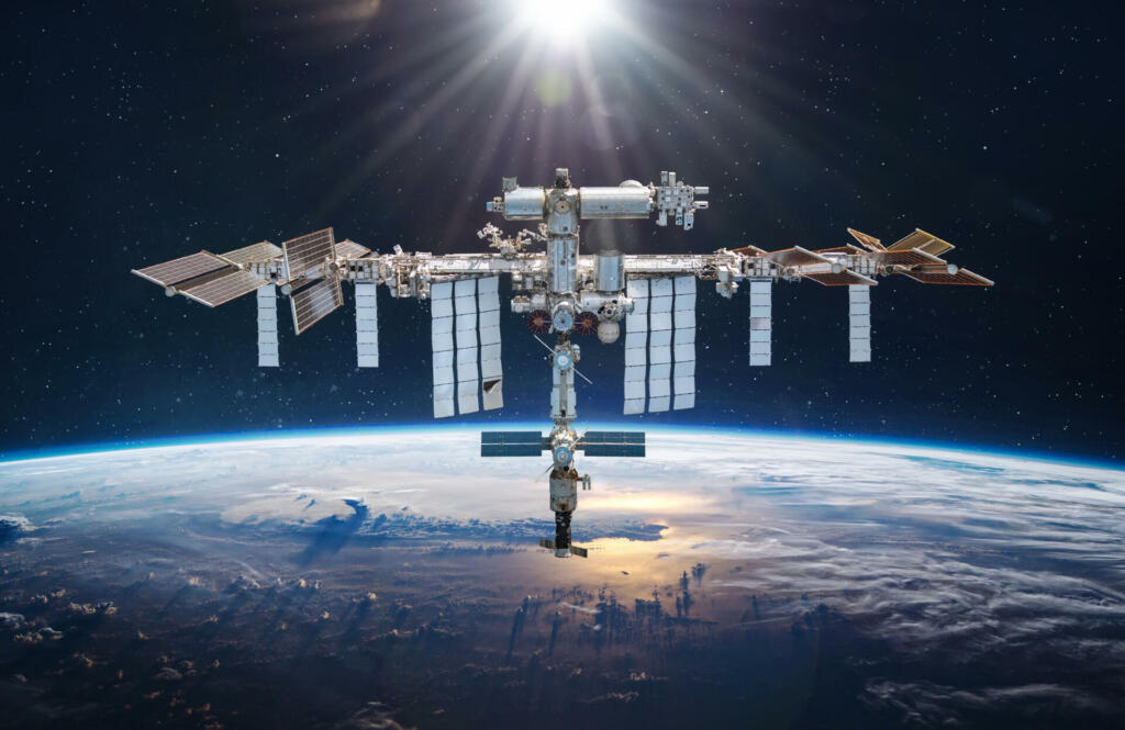 Američan in dva Rusa se po skoraj letu na Mednarodni vesoljski postaji (ISS) končno vračajo domov