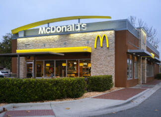 Prihodnost McDonaldsovega aparata v rokah vlade Kissimmee, Florida - February 6, 2022: Night Closeup View of McDonald's Restaurant Building Exterior.