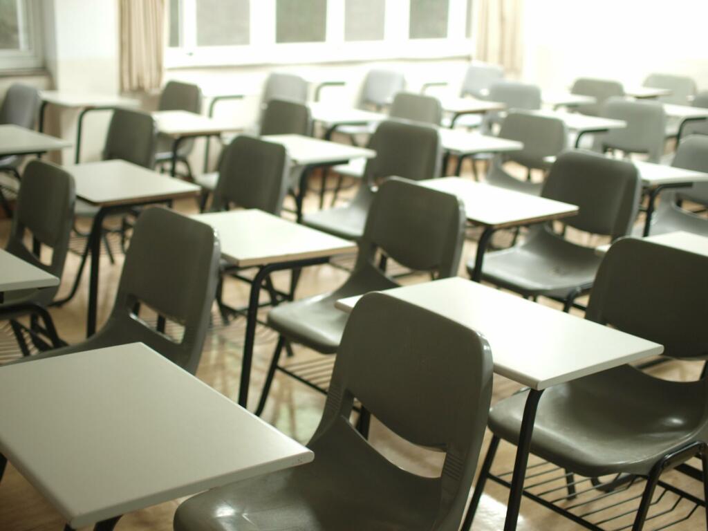 stoli v učilnici