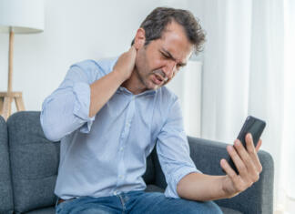 Telefon lahko nepopravljivo vpliva na tvojo držo Pain from working from home with bad ergonomic posture