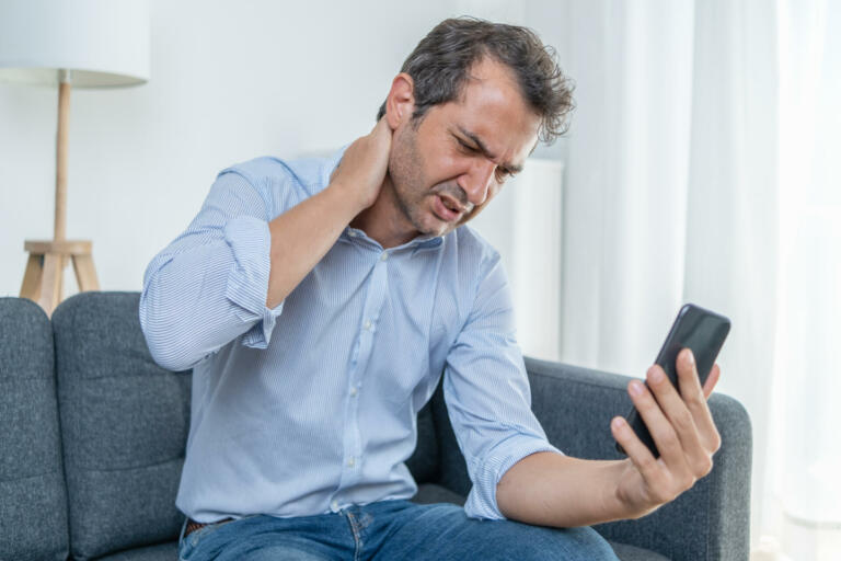 Telefon lahko nepopravljivo vpliva na tvojo držo