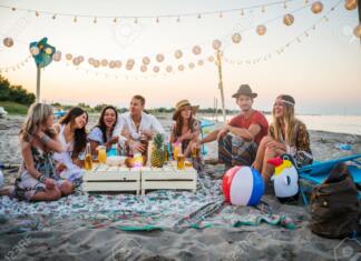 Kako svetovni splet vpliva na percepcijo spolnosti pri mladostnikih prijatelji na plazi