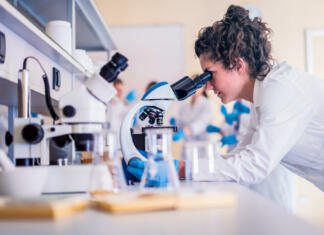 UL razpisala nova mesta za mlade raziskovalce! Scientist in lab doing research and using lab machines, test tubes, microscope and every laboratory equipment