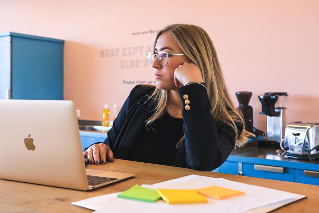 woman, bored, office