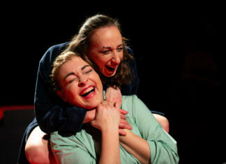 Obnovi, vpiši ali podari abonma v Šentjakobskem gledališču! Ženska objema drugo okoli vratu, obe se smejita