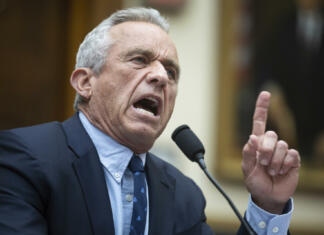 Bo ZDA znova vlada Kennedy? Kdo je Robert F. Kennedy mlajši? Demokratski predsedniški kandidat Robert F. Kennedy mlajši priča med zaslišanjem pododbora o orožju zvezne vlade 20. julija 2023.