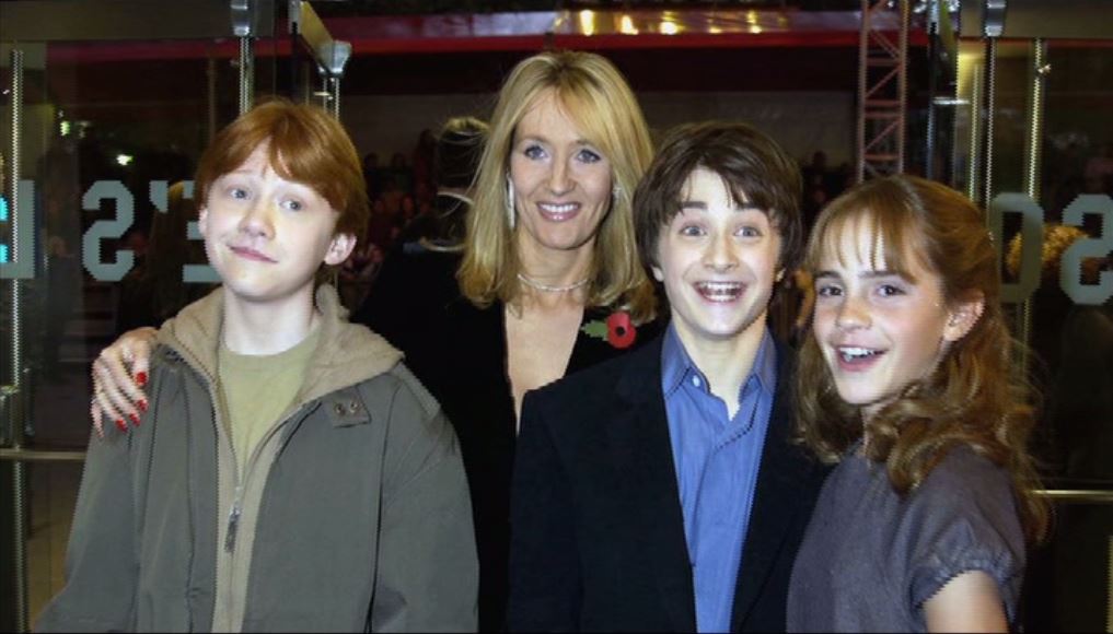 J.K. Rowlling in glavni igralci prvotnega filma Harry Potter. 