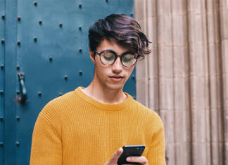 Fajn ‘met super bančni račun in svoje finance vedno pri roki Fant gleda v telefon