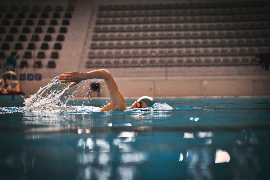 Lara med plavalnim treningom v bazenu