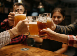 Oktoberfest doma: 5 nasvetov za domači fest A group of friends drinking beer