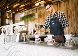 Solidarnostni ukrepi: Kako vplivajo na študentsko delo? fant dela v kavarni