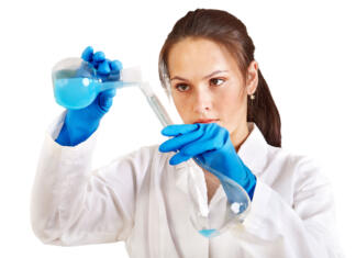 5 stvari, ki jih moraš vedeti kot študent kemije na Fakulteti za kemijo in kemijsko tehnologijo UL chemistry-lab-experiment, chemistry-lab, research