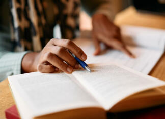 Samodisciplina – nauči se je in se izogni popravcem Close-up of African American female student learning from books in a library.