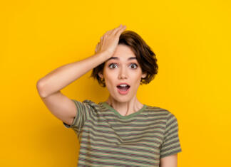 Kako izboljšati kratkoročni spomin? Nasveti za izboljšanje spomina Closeup photo of young funny grimace girl touching head forgot turn off computer home isolated on yelow color background.