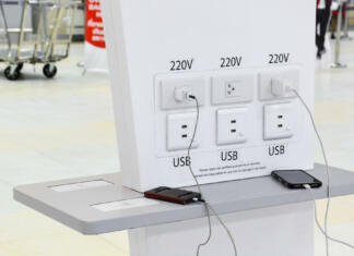 Bodi pazljiv pri polnjenju telefona na javnih mestih free battery charging station in the airport for traveler