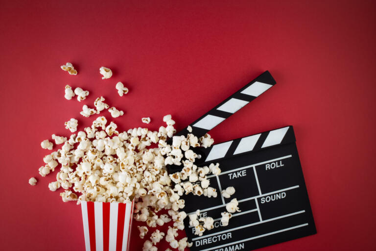 Odgovor na večno vprašanje: Zakaj gresta pokovka in film z roko v roki?